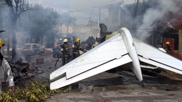 Los bomberos trabajando sobre el avión siniestrado.
