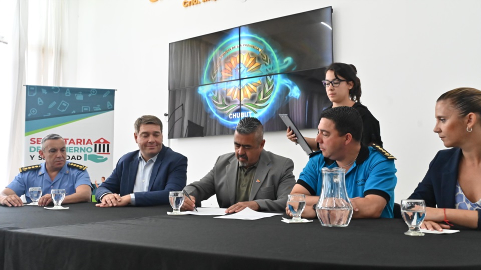 Iturrrioz y Biss junto a la cúpula policial firmando el convenio.