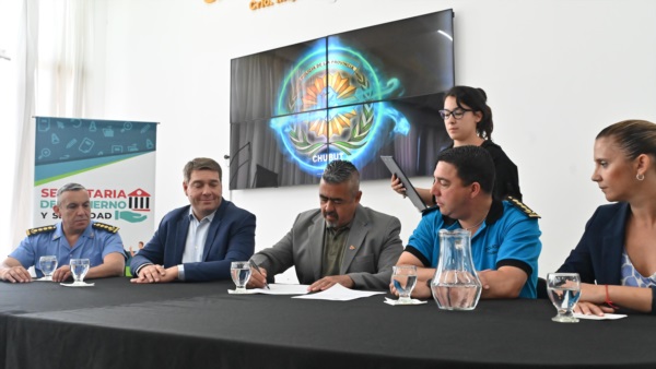 Iturrrioz y Biss junto a la cúpula policial firmando el convenio.