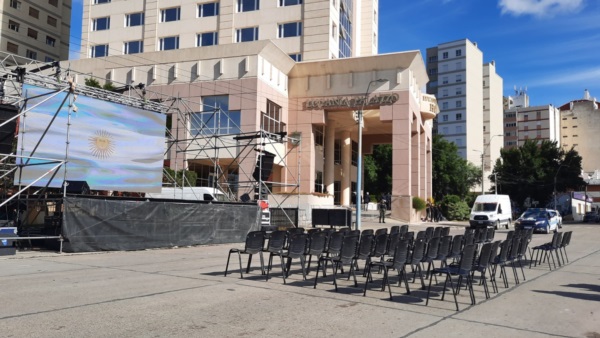 Con presencia policial, se realizan los preparativos para el acto oficial en el Hotel Lucania Palazzo. Foto: Germán Velazco.