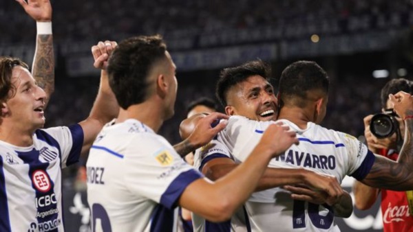 Mientras la "T" espera el pendiente de Racing, el Globo perdió otro partido importante y quedó a cinco puntos de Vëlez con seis unidades en juego.