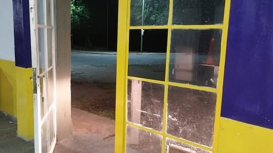 El sujeto que intentó agredir a la mujer también rompió el cristal de la puerta del lugar.