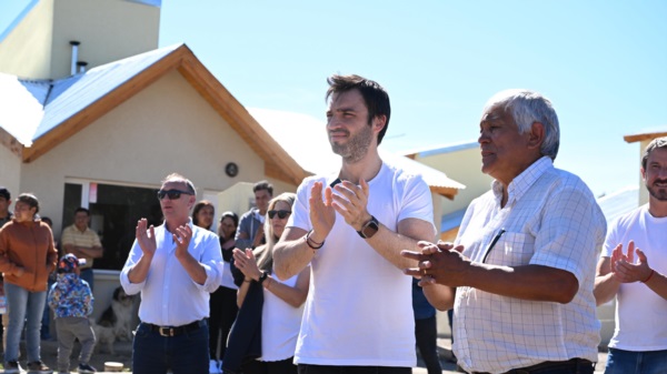Ignacio Torres y Oscar Currilén en la entrega de viviendas.