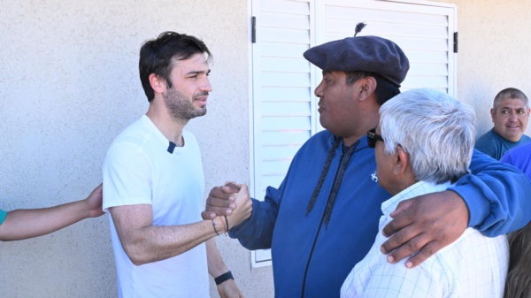 El gobernador con un vecino que recibió su casa.