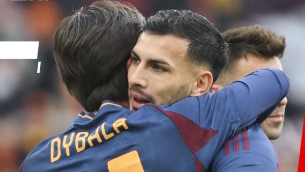 El abrazo entre los dos jugadores de la Scaloneta, compañeros en Roma.