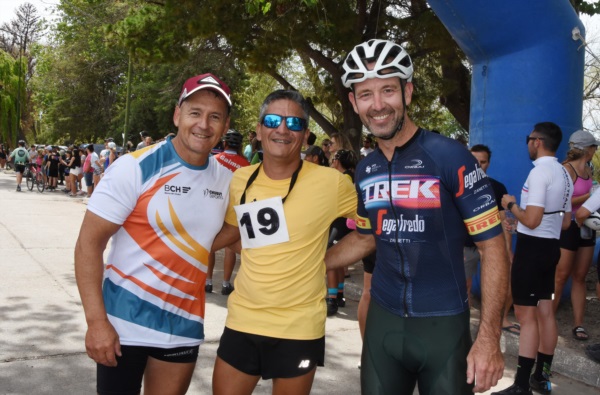 Manolo Velázquez, Daniel Ávila y Mauricio Agüero, de Los Dinos Men, quintos en caballeros.