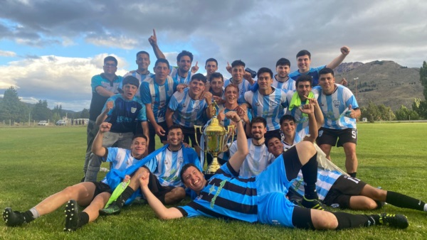 El representativo de Cholila junto con la Copa obtenida.