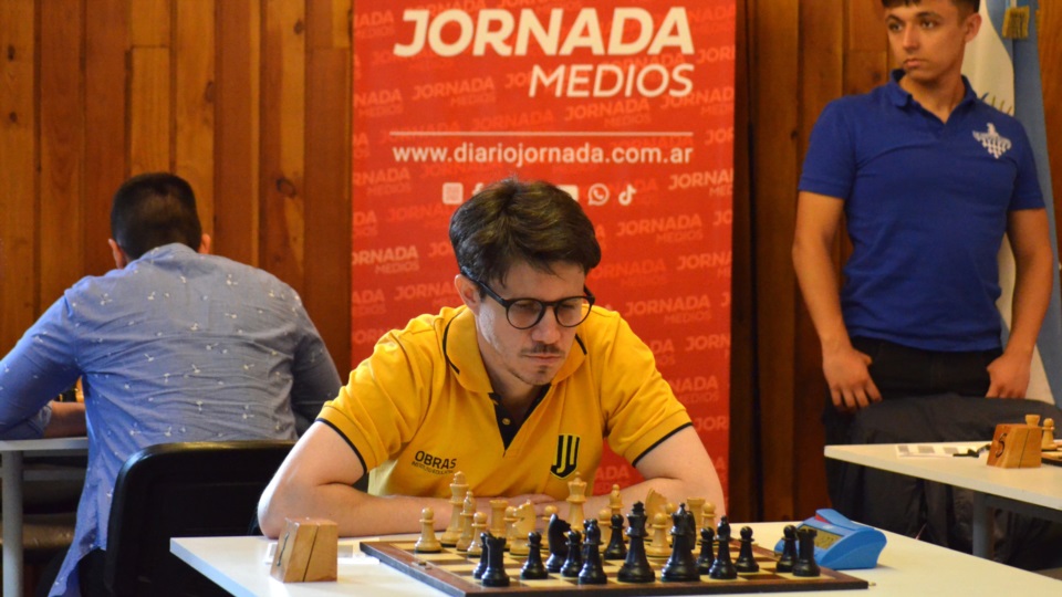 Diego Flores concentrado en el tablero en la última jornada del Abierto Internacional. (Foto: Atilio Ortiz/Jornada).