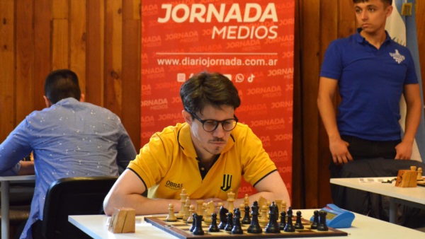 Diego Flores concentrado en el tablero en la última jornada del Abierto Internacional. (Foto: Atilio Ortiz/Jornada).