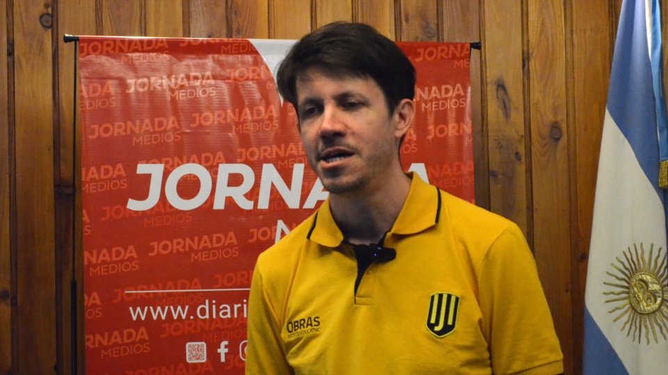 Diego Flores ganador de una edición histórica del Abierto de Esquel. (Foto: Atilio Ortiz/Jornada).