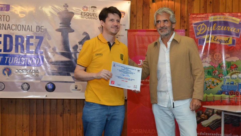 José Giorgia, en representación de Jornada Medios, le entregó el premio mayor al ganador Diego Flores. (Foto: Atilio Ortiz/Jornada).