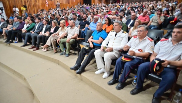 Autoridades civiles y d efuerzas armadas y de seguridad y vecinos en el Cine Teatro Municipal.