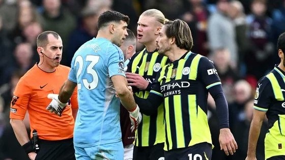 Dieron a conocer el tenso cruce entre "Dibu" Martínez y Jack Grealish cuando iban a los vestuarios 
