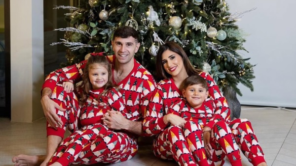 Las postales navideñas del Dibu Martínez y su familia.