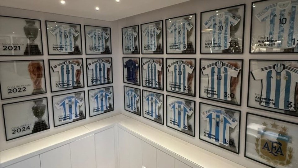Messi compartió un rincón de su museo. Renglones dorados de la historia de la Selección Argentina.