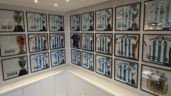 Messi compartió un rincón de su museo. Renglones dorados de la historia de la Selección Argentina.