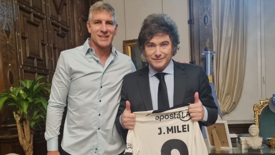 El Titán con Milei y un gran obsequio. La Franjeada con el dorsal 9, que utilizó Martín Palermo en su carrera futbolística. 
