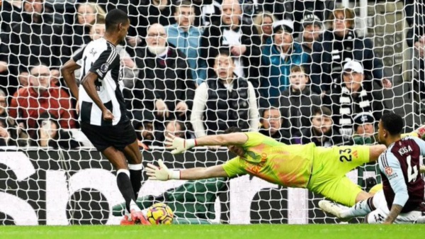 Dibu Martínez no pudo en el Boxing Day: Aston Villa fue goleado por Newcastle.