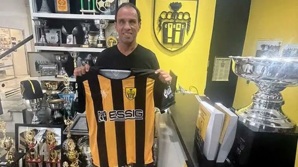 Navarro Montoya firmó su contrato y se convirtió en técnico de Santamarina.