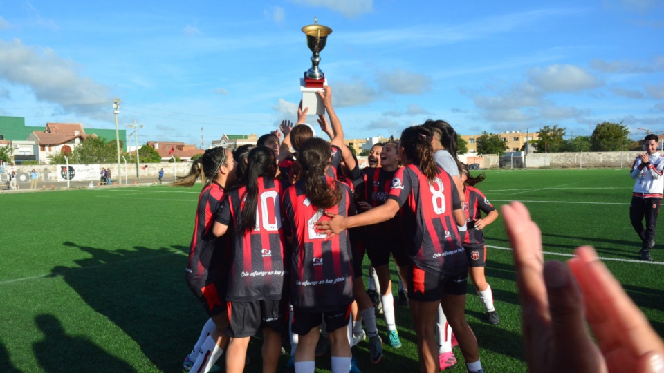 Las Rojinegras campeonas ante J.J. Moreno y la Copa bien arriba.