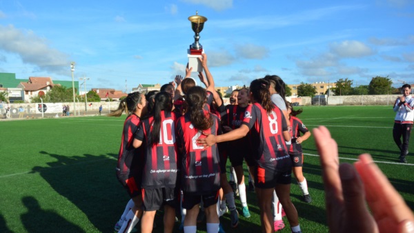 Las Rojinegras campeonas ante J.J. Moreno y la Copa bien arriba.