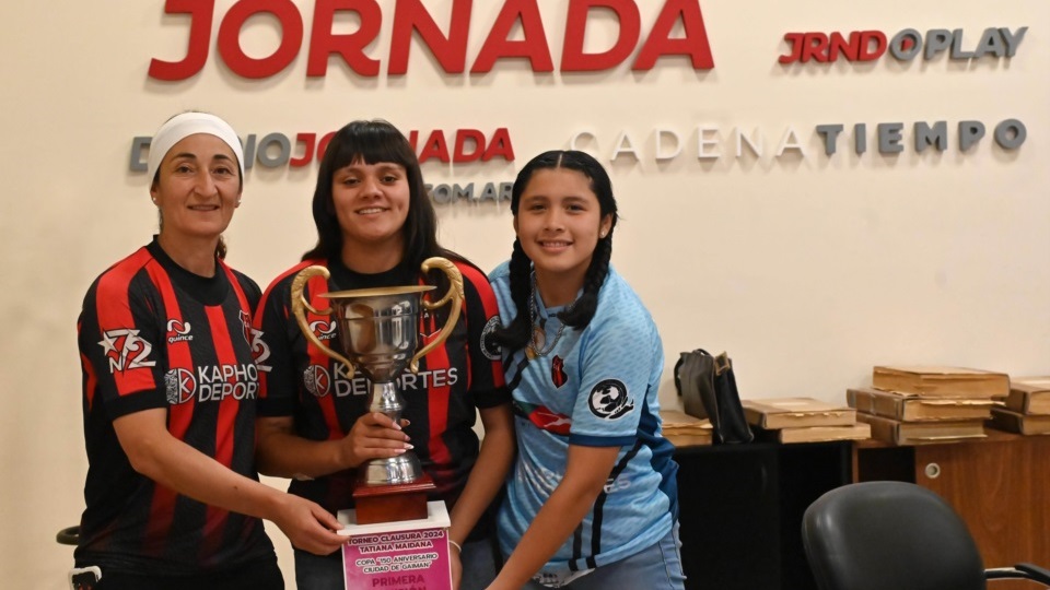 Eva, Nahiara y Candela con el trofeo ganado.
