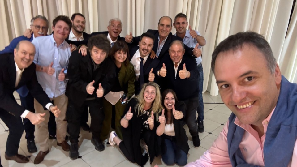 En un cumpleaños. Milei y su Gabinete en una selfie adolescente.