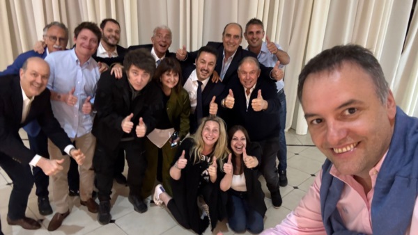 En un cumpleaños. Milei y su Gabinete en una selfie adolescente.