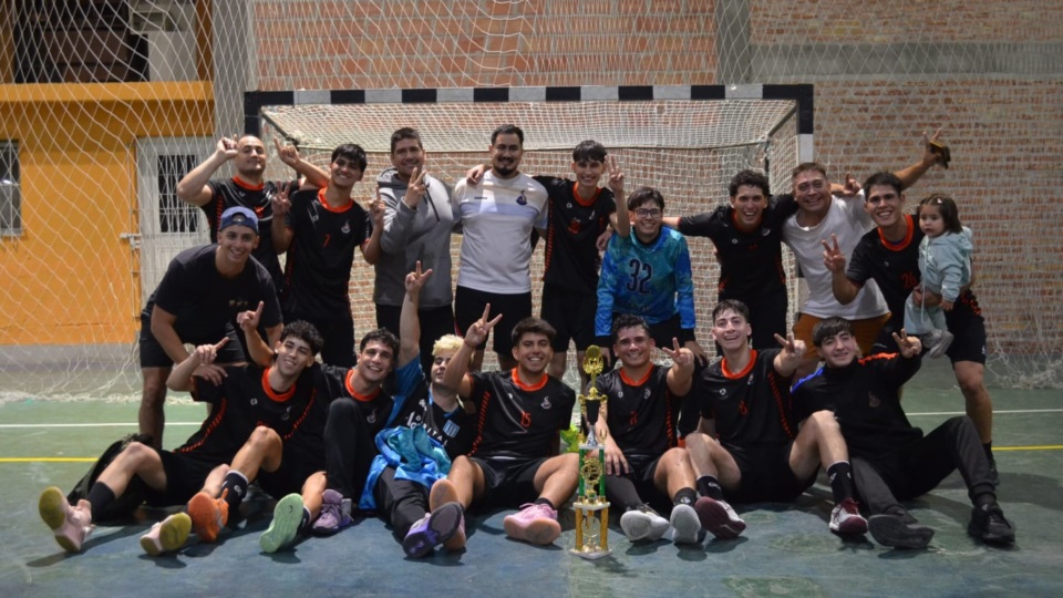 El "2" en el festejo de Cumehue tras coronarse bicampeones y ante el mismo rival.