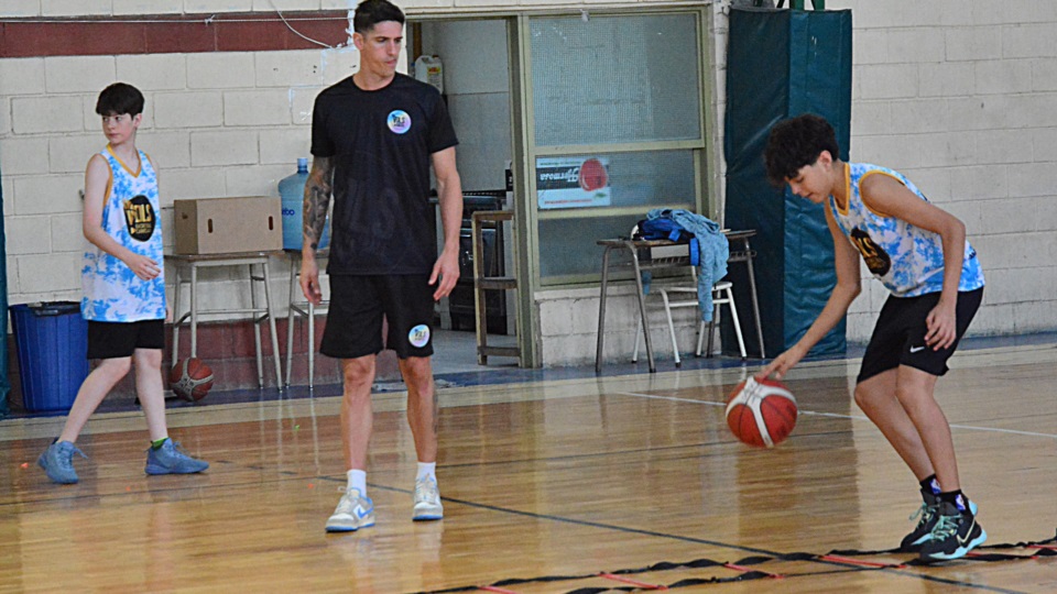 "Nico" observando el ejercicio. (Foto: Alberto Evans/Jornada).