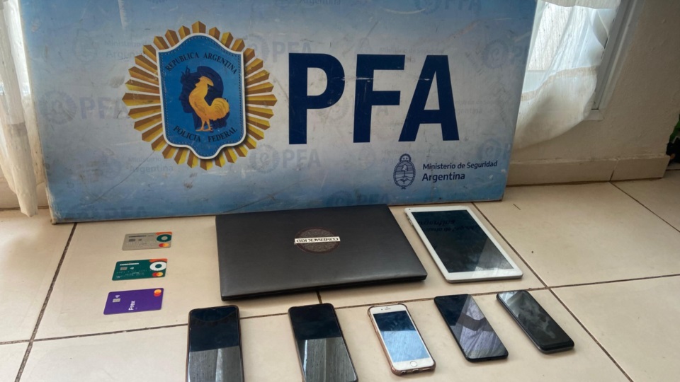 Se secuestraron gran cantidad de teléfonos celulares, tablets, computadoras y posnets. 