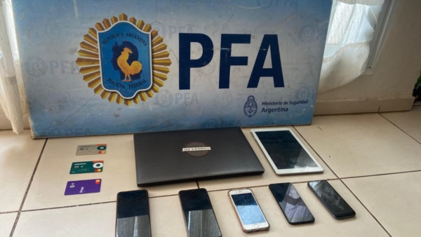 Se secuestraron gran cantidad de teléfonos celulares, tablets, computadoras y posnets. 