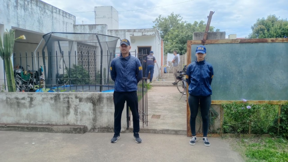 Los allanamientos se realizaron en cinco casas y en una cárcel..