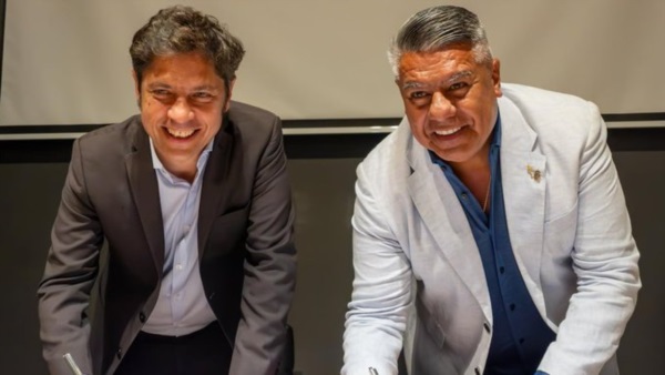 El gobernador Axel Kicillof y el futuro titular de la CEAMSE, Claudio "Chiqui" Tapia. 