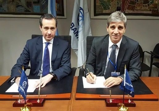Caputo junto al vicepresidente y tesorero del Banco Mundial, Jorge Familiar.