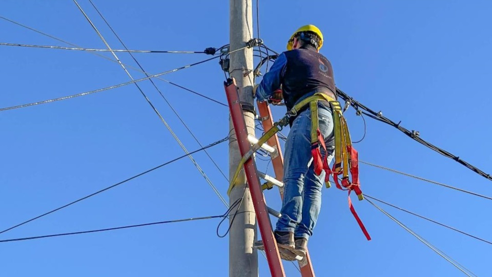 Personal de la Cooperativa desmantelando las conexiones.