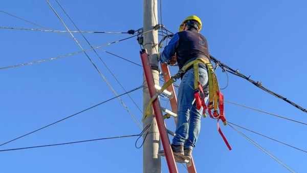 Personal de la Cooperativa desmantelando las conexiones.