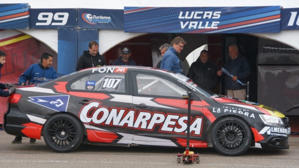 El chubutense Lucas Valle probó el Vento del Alifraco Sports en el Mar y Valle. (Foto: Norman Evans/Jornada).