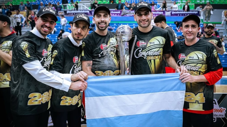 Casalánguida y su staff también argentino: Elian Villafañe, como asistente técnico y Ezequiel Lavayén, como preparador físico.
