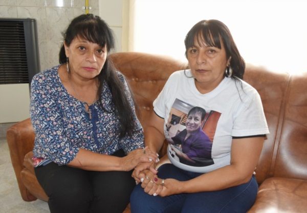 Desde la izquierda, Mirta y Patricia presentes en Trelew para el juicio. 