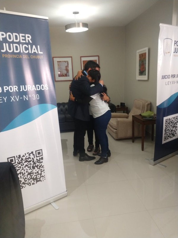 El abrazo del fiscal Núñez con Patricia y Mirta Palavecino. 