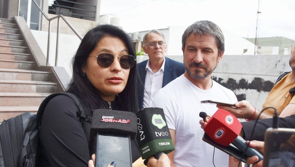 La abogada Olavarría junto con su representado, el intendente Merino.