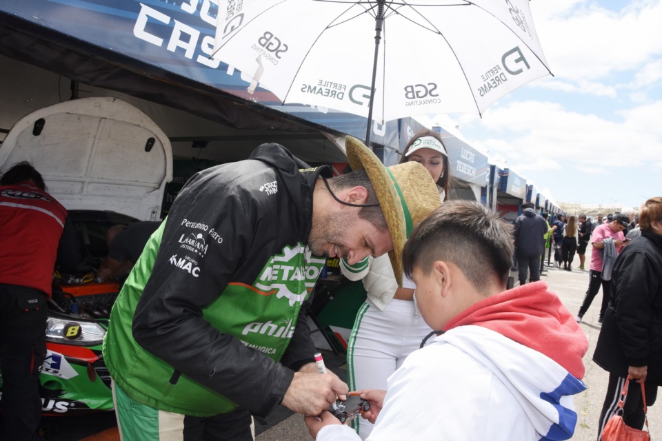 "Pinchito" Castellano firmando autógrafo en boxes. (Foto: Norman Evans/Jornada).