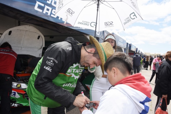 "Pinchito" Castellano firmando autógrafo en boxes. (Foto: Norman Evans/Jornada).