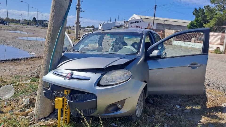 Severos daños tuvo el Fiat Palio al impactar contra un poste de luz.