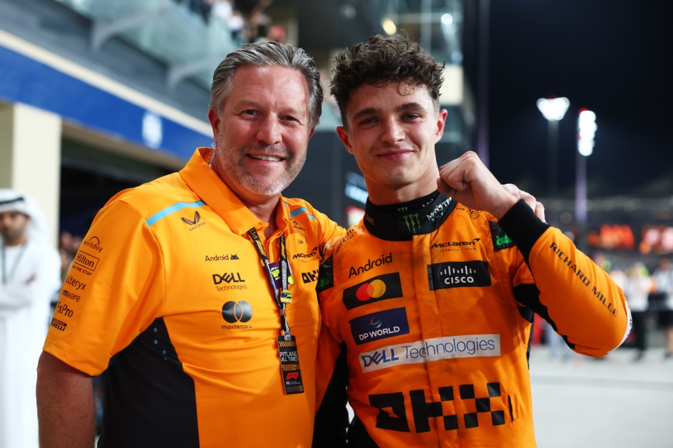 Zak Brown, el jefe de Mc Laren campeón y el piloto subcampeón, Lando Norris.