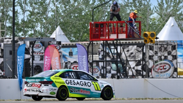 Bandera a cuadros, triunfo y campeonato para Domenech. (Foto: Daniel Feldman/Jornada).