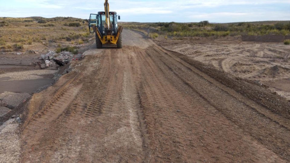 Máquina vial mejorando la traza de la Ruta N° 1.