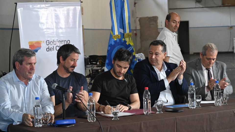 Torres remarcó que "al país lo va a sacar adelante la fuerza de la industria y del trabajo".