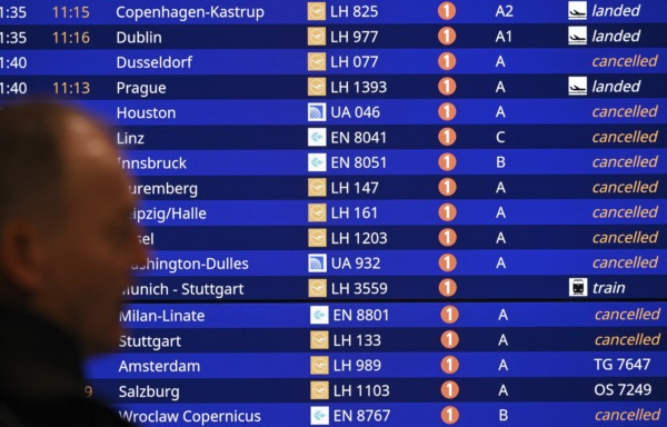 Una pantalla digital muestra los vuelos cancelados en el aeropuerto de Fráncfort, Fráncfort del Meno, oeste de Alemania.